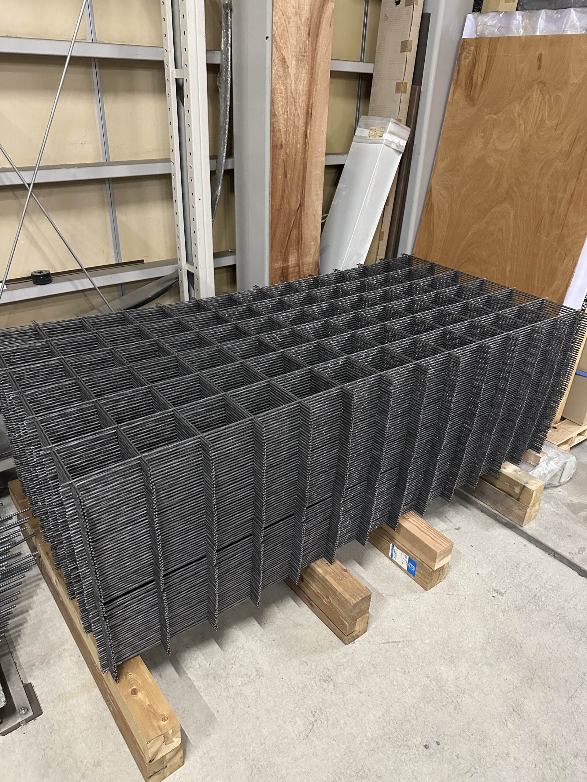 束ねられたスクリューメッシュ。現場での管理もしやすい。