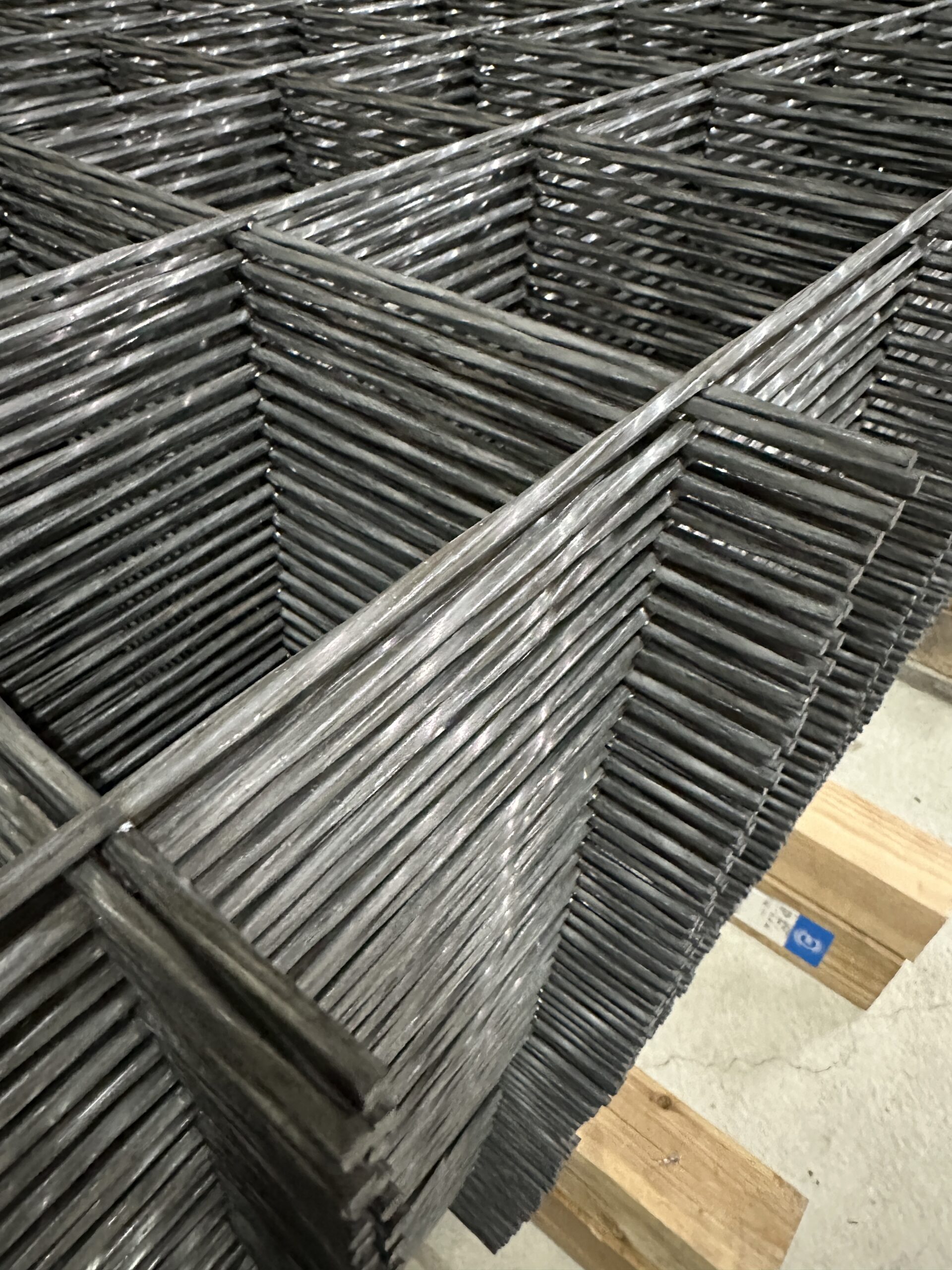 各務原・大竹商店の倉庫に山積みにされたスクリューメッシュ。豊富な在庫を完備。