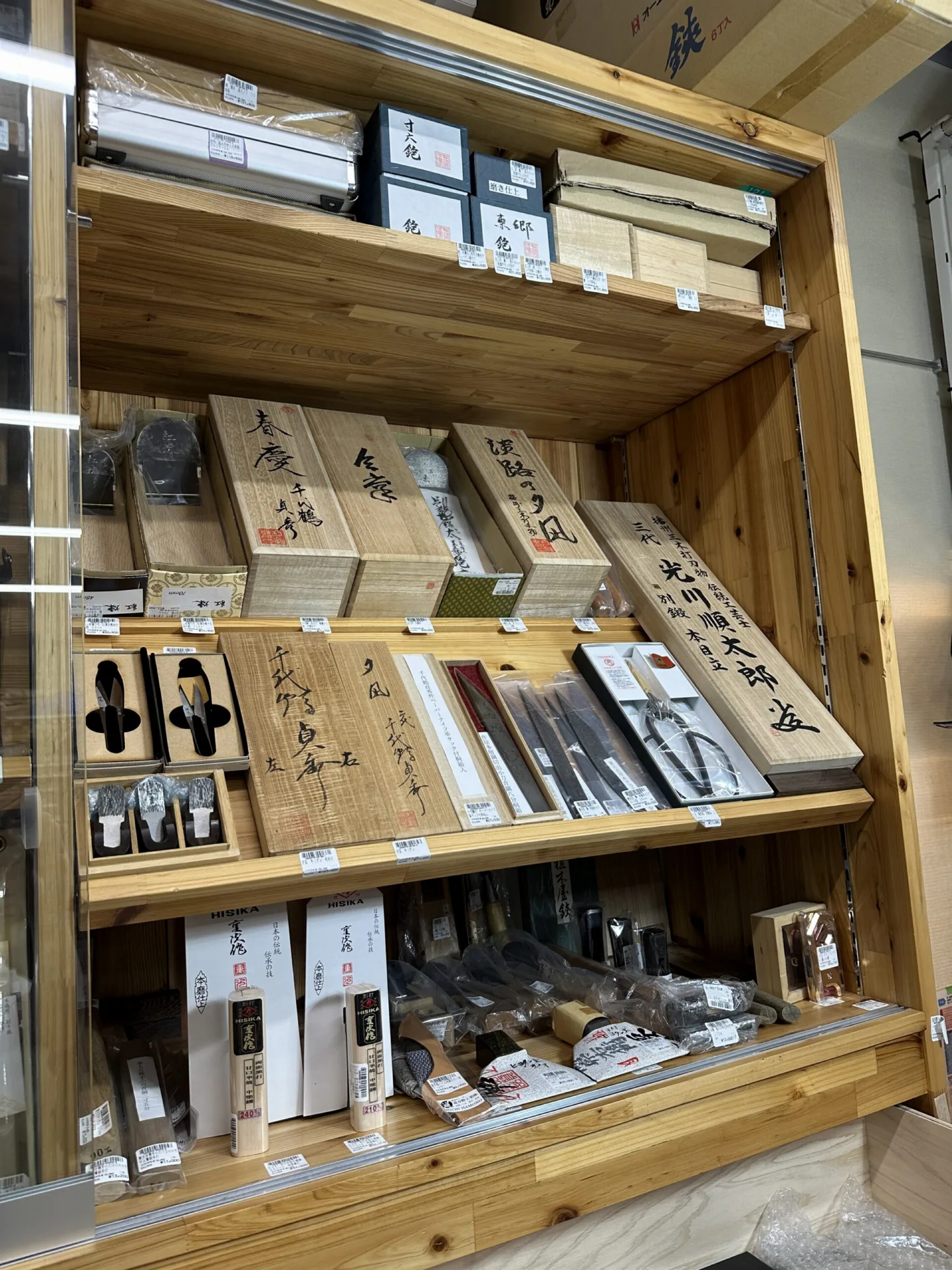 大工道具・園芸刃物 展示棚全体