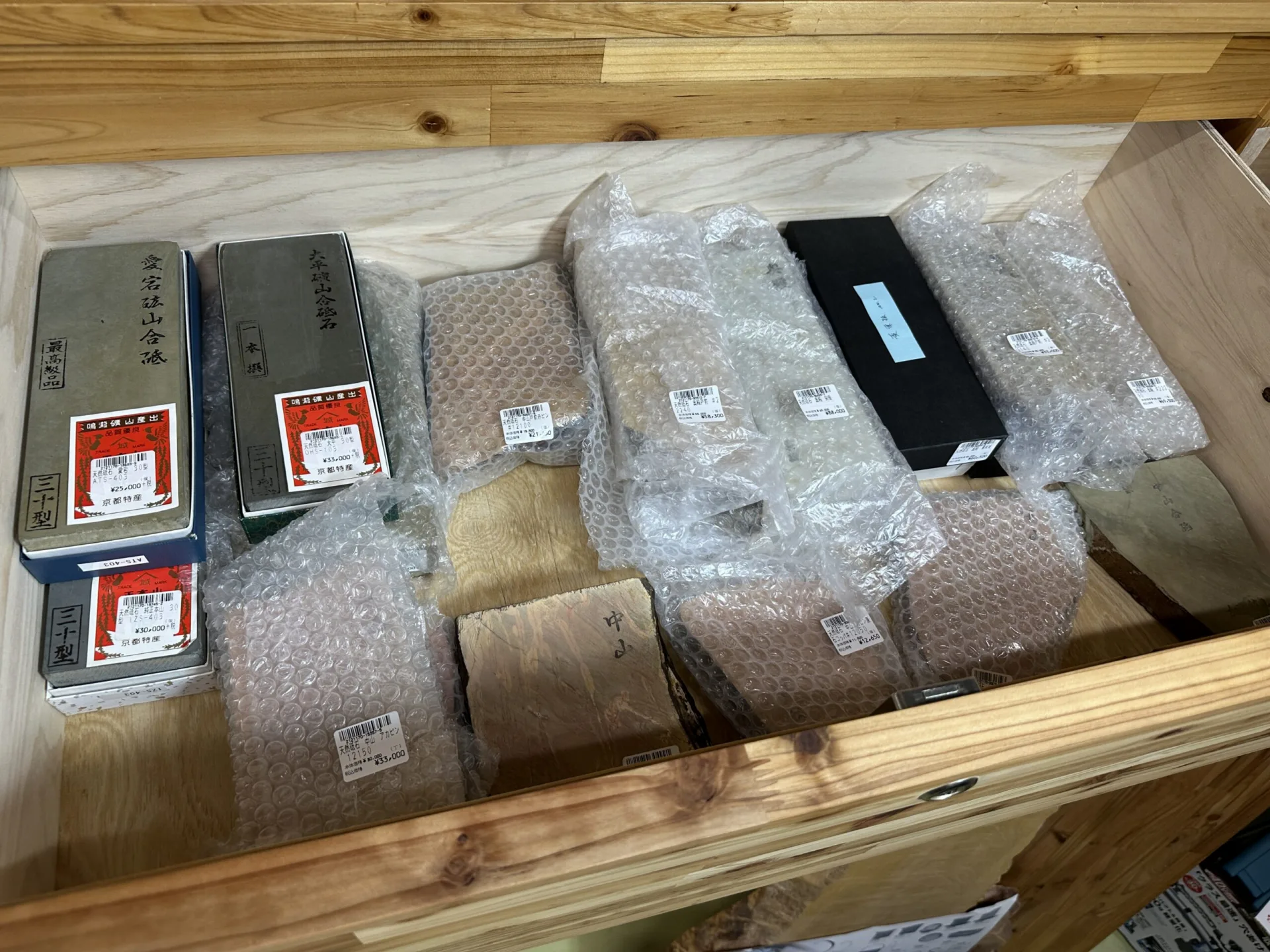 店内の天然砥石在庫状況