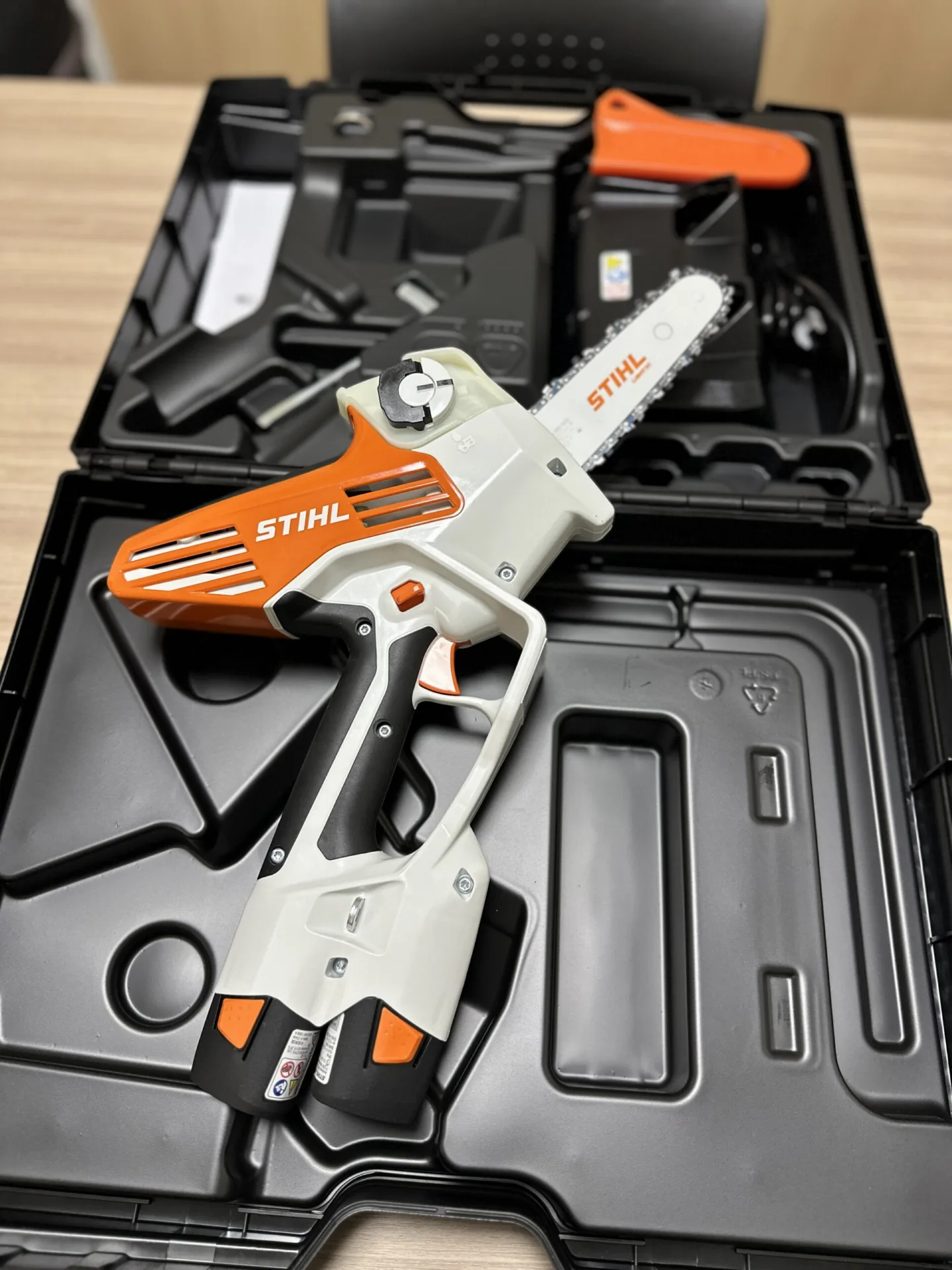 STIHL GTA 40 ケース内部（充電器・バッテリー収納）